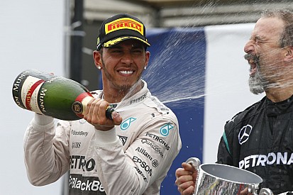 Ezentúl más pezsgőt locsolnak az F1-es dobogókon