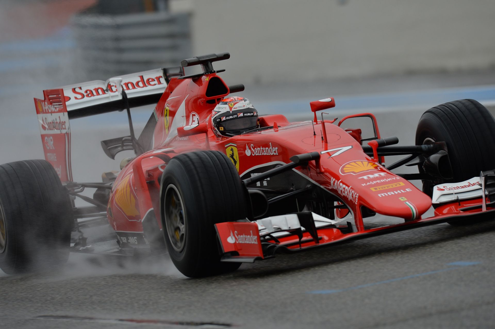 Videón, ahogy Raikkönen elhúz a Ferrarival a kamu esőben