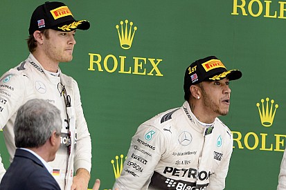 Hamilton túltolta az elmúlt heteket: egy fotózásra is ittas állapotban érkezett