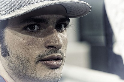 Carlos Sainz megerősítette, hogy jövőre Ferrari motorra vált a Toro Rosso, majd visszaszívta…