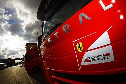 Hivatalos: Nem kap büntetést a Ferrari a Haas miatt, de betiltották az ehhez hasonló tesztelést!