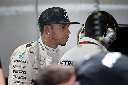 Az autómániás Hamilton és a milliói: a pénz nem boldogít