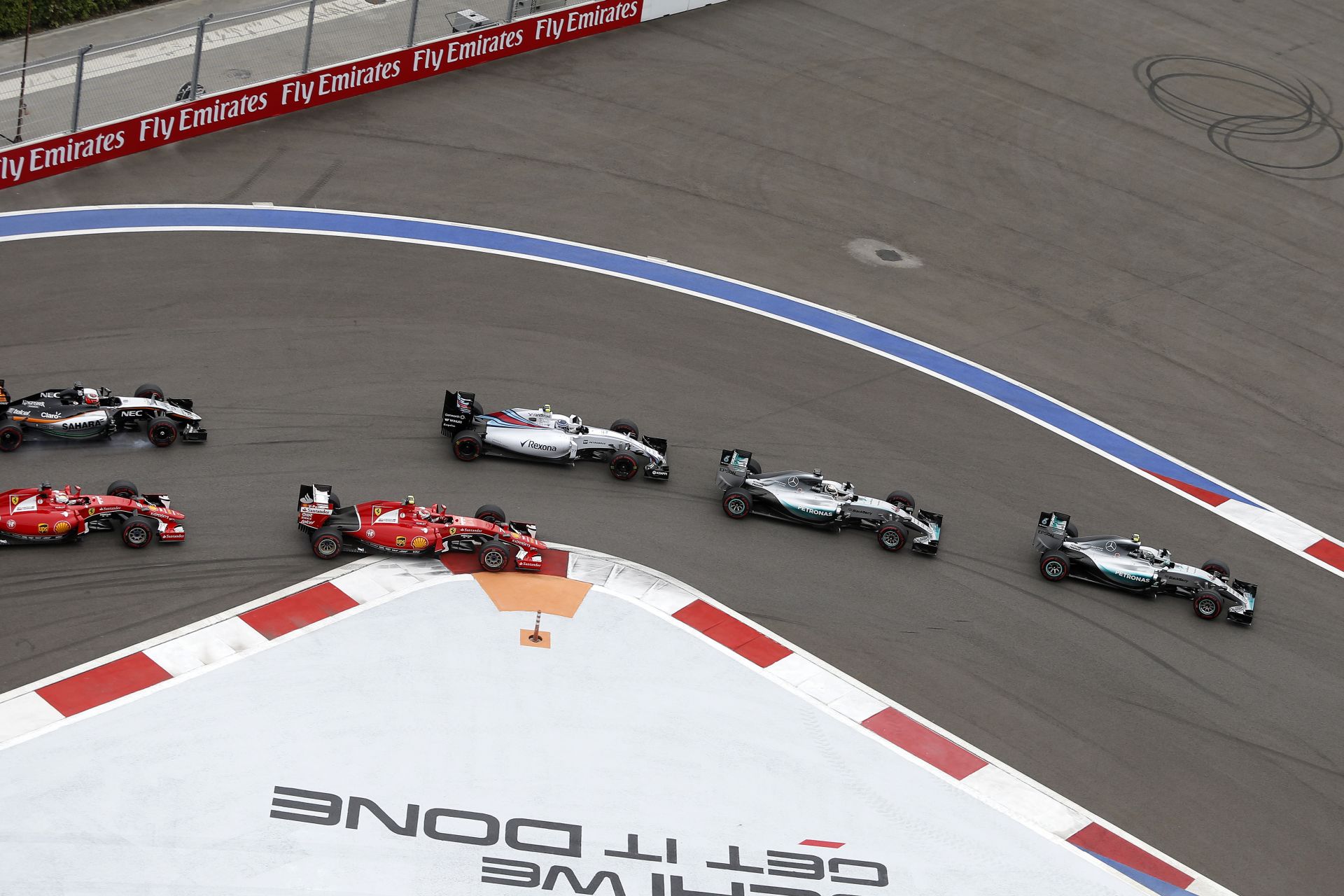 Belső kamerás felvételek az Orosz Nagydíjról csaták közben: Vettel-Kimi és a többiek
