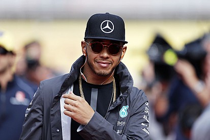 Egy igen kellemetlen szituáció Hamilton és Rosberg között Austinban: Videón az ominózus jelenet