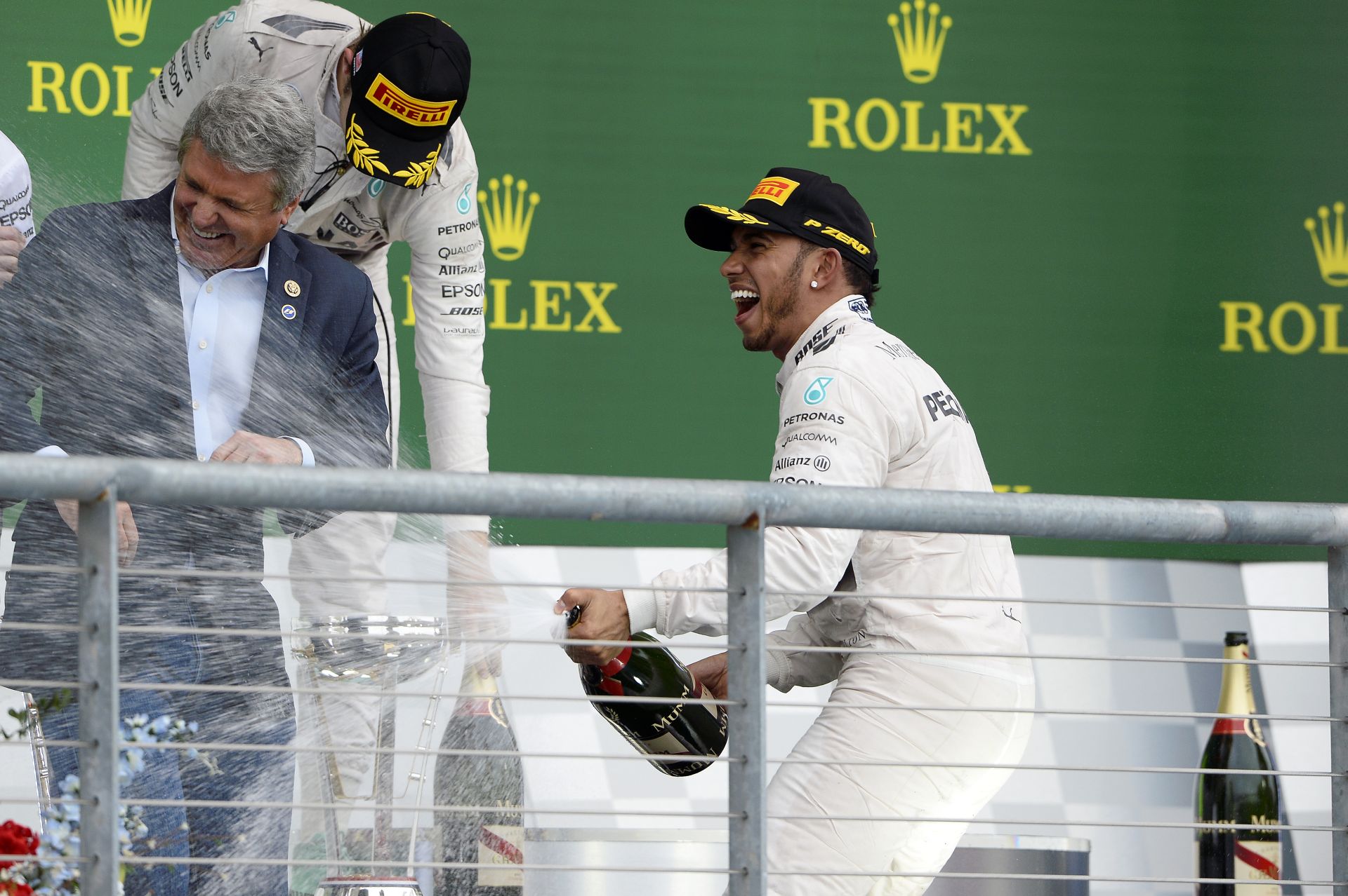 Rosberg csak játszott Hamiltonnal, amikor visszadobta a sapkát!