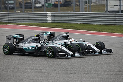 Belső kamerás nézetből, ahogy Hamilton kitereli Rosberget a rajtot követően: brutálisan közel a két Mercedes