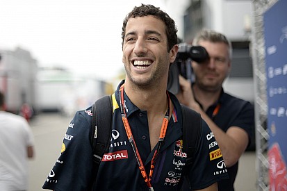 Megnézed, és sírsz a nevetéstől: Ricciardo már megint odatette magát az autóban