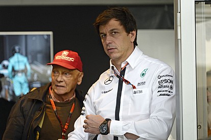 Toto Wolff dönt arról, kaphat-e Mercedes-motort a Red Bull