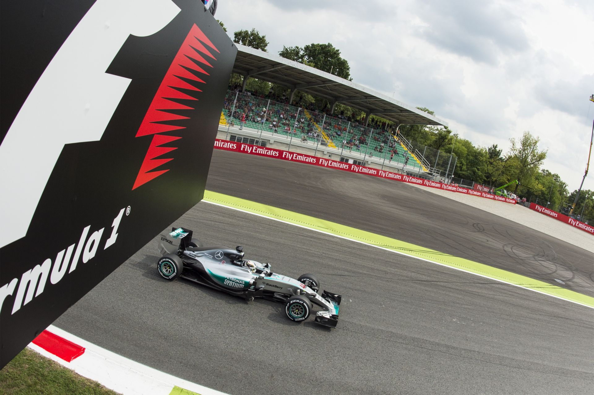 Hamilton nyerte az utolsó szabadedzést Monzában Vettel és Rosberg előtt! Raikkönen csak 7.