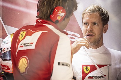 Vettel-és Ferrari-győzelem a szingapúri időmérőn a Red Bull előtt: Raikkönen lett a harmadik, összecsuklott a Mercedes