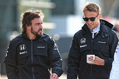 Alonso még mindig hisz benne, hogy bajnok lehet, Button pedig szorít neki, hogy így legyen
