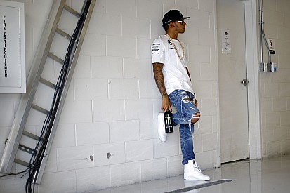 A Mercedes szerint nem lenne igazságos, ha Hamilton a dupla pontok miatt bukná el a címet