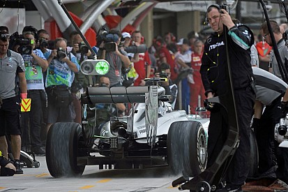 Hamilton egyetlen kört sem tett össze ma, Rosberg egyre jobban boldogult