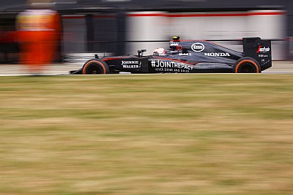 Videón, ahogy Alonso kiüti Buttont a Brit Nagydíjon: McLaren KO, majd pontszerzés