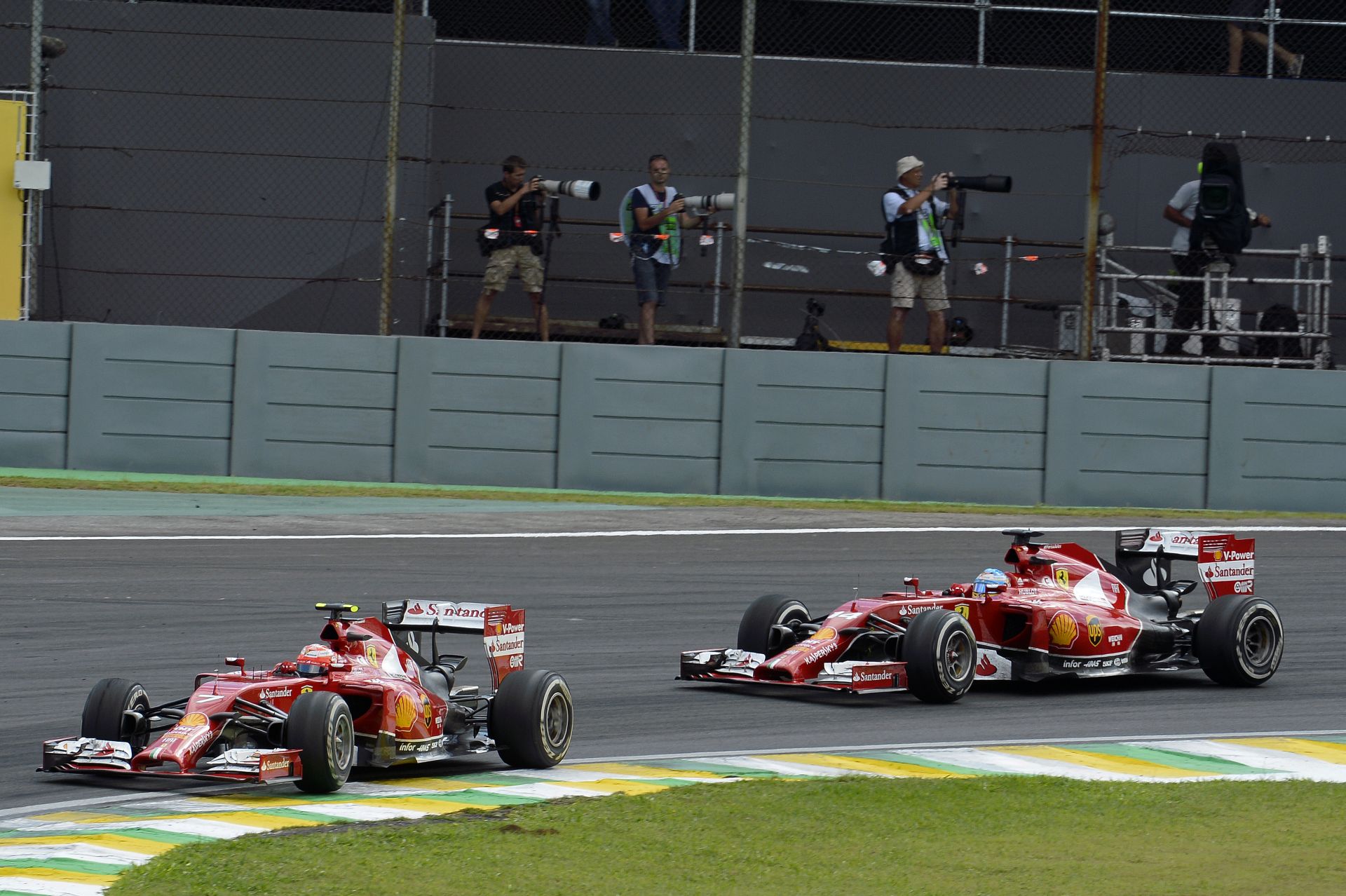 Alonso nem kímélte Raikkönent Brazíliában: Videó az üldözésről