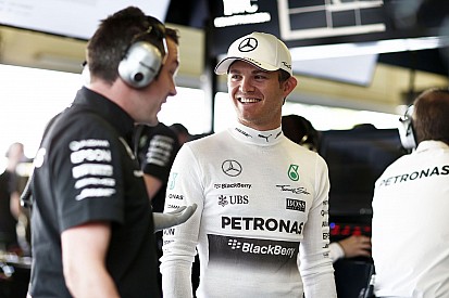 Rosberg babalázban ég: csak egészséges legyen a lányom!