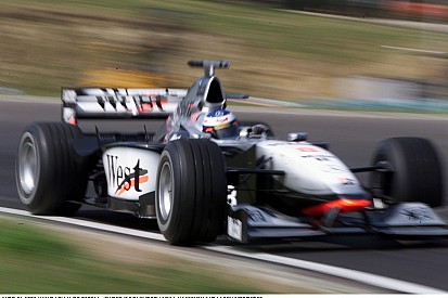 Mika Hakkinen tolja neki a McLarennel a Hungaroringen: 1998