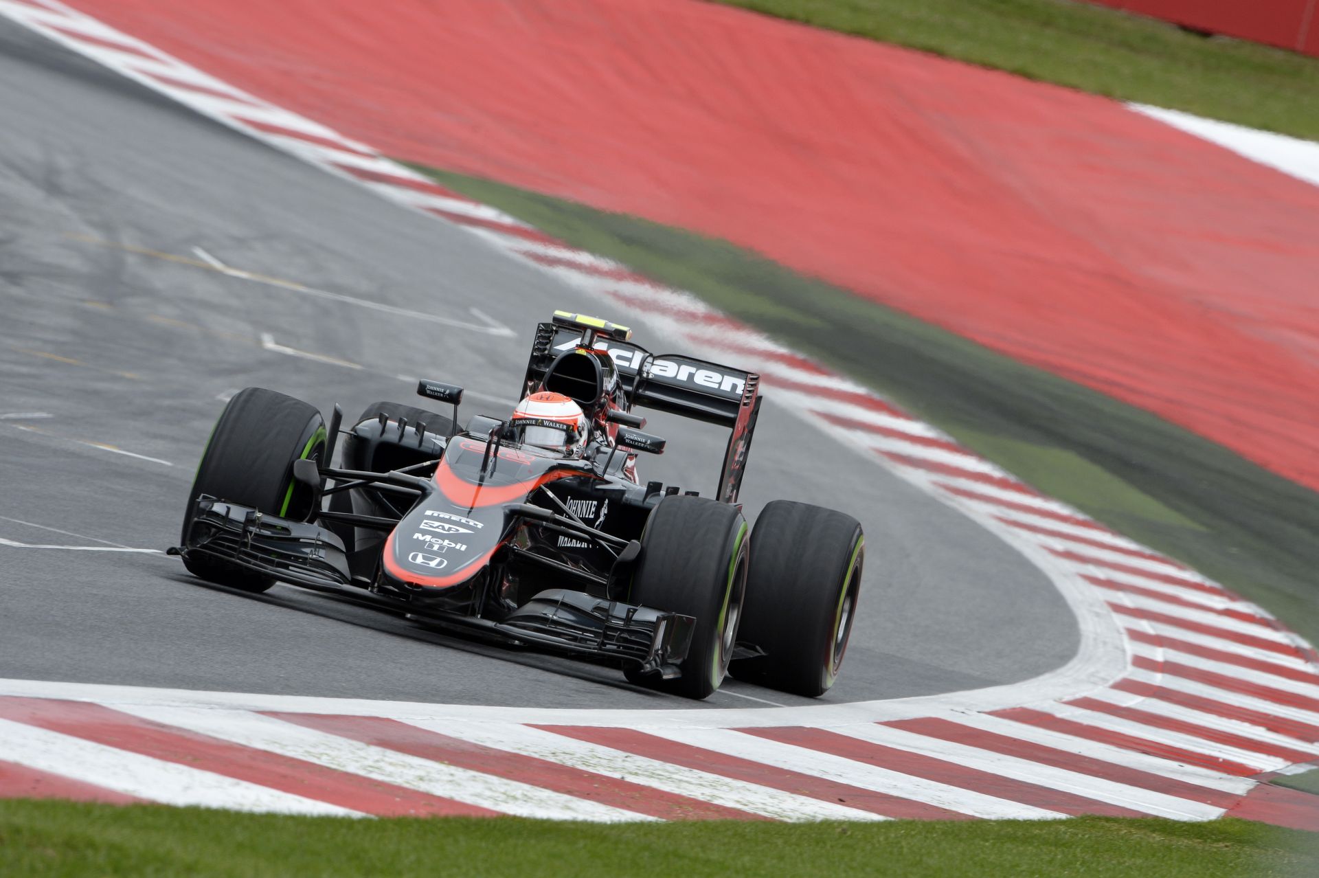 Még a kanyarból kijőve sem nyomhatja a gázt Alonso, és Button: Egyelőre „butácska” a McLaren-Honda autója