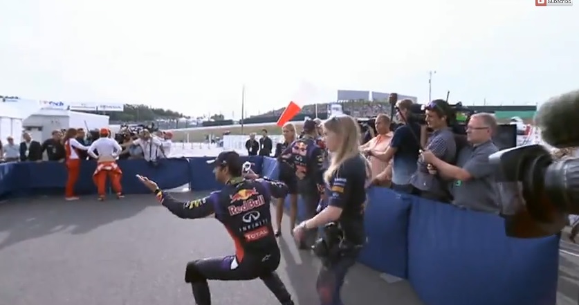 Ricciardo like a BOSS: így kell belépni egy sajtóeseményre! Nem fog első számúként sétálgatni