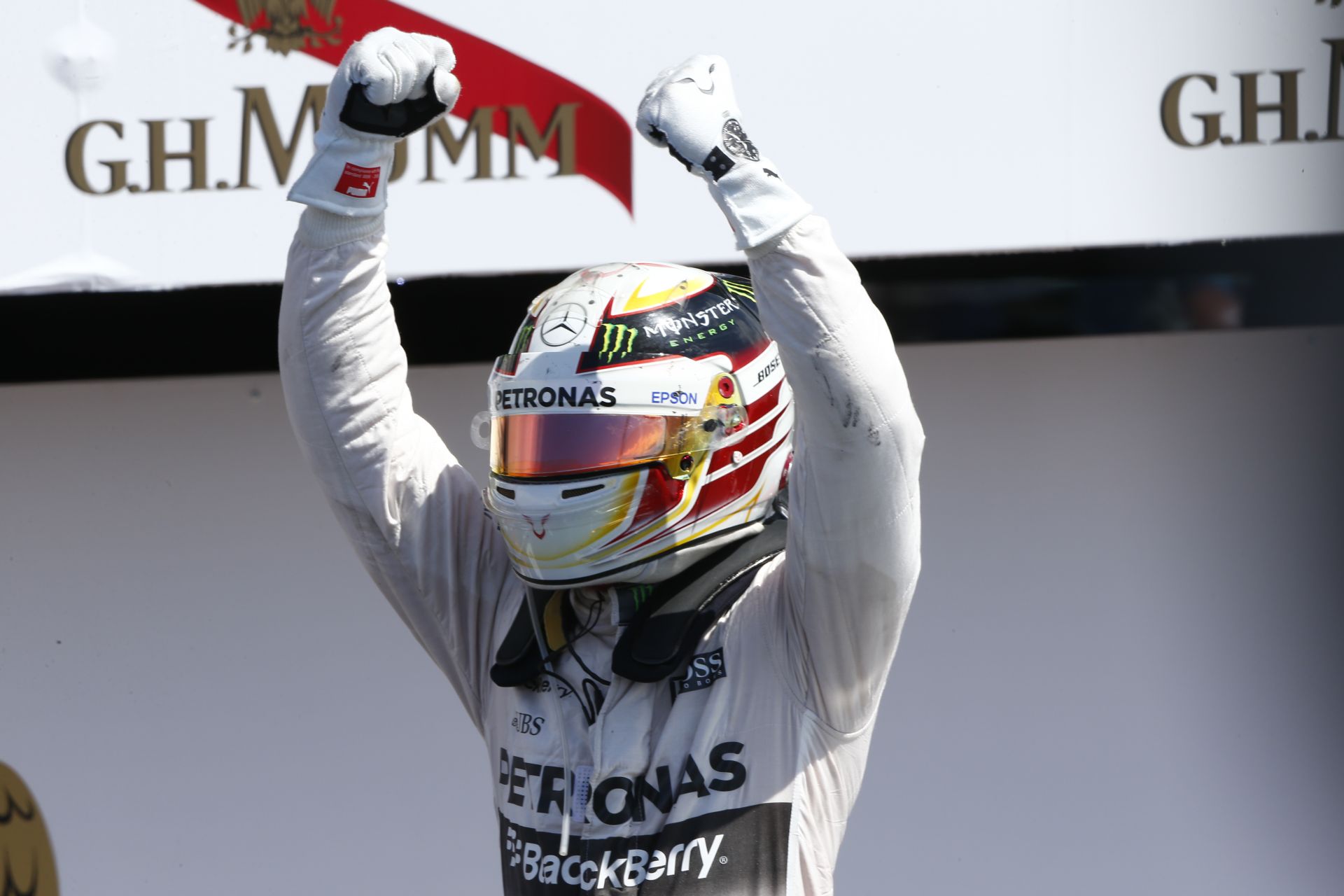 Hamilton nyerte a 30. Magyar Nagydíj időmérő edzését Rosberg és Vettel előtt a Hungaroringen