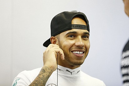Hamilton úgy vezetett a magyar versenyen, mintha részeg lett volna, de ő csak nevet rajta
