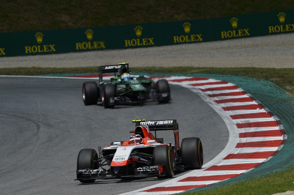 Senkinek sem fog hiányozni a Caterham vagy a Marussia: az RBR adhatna egy autót az előbbinek