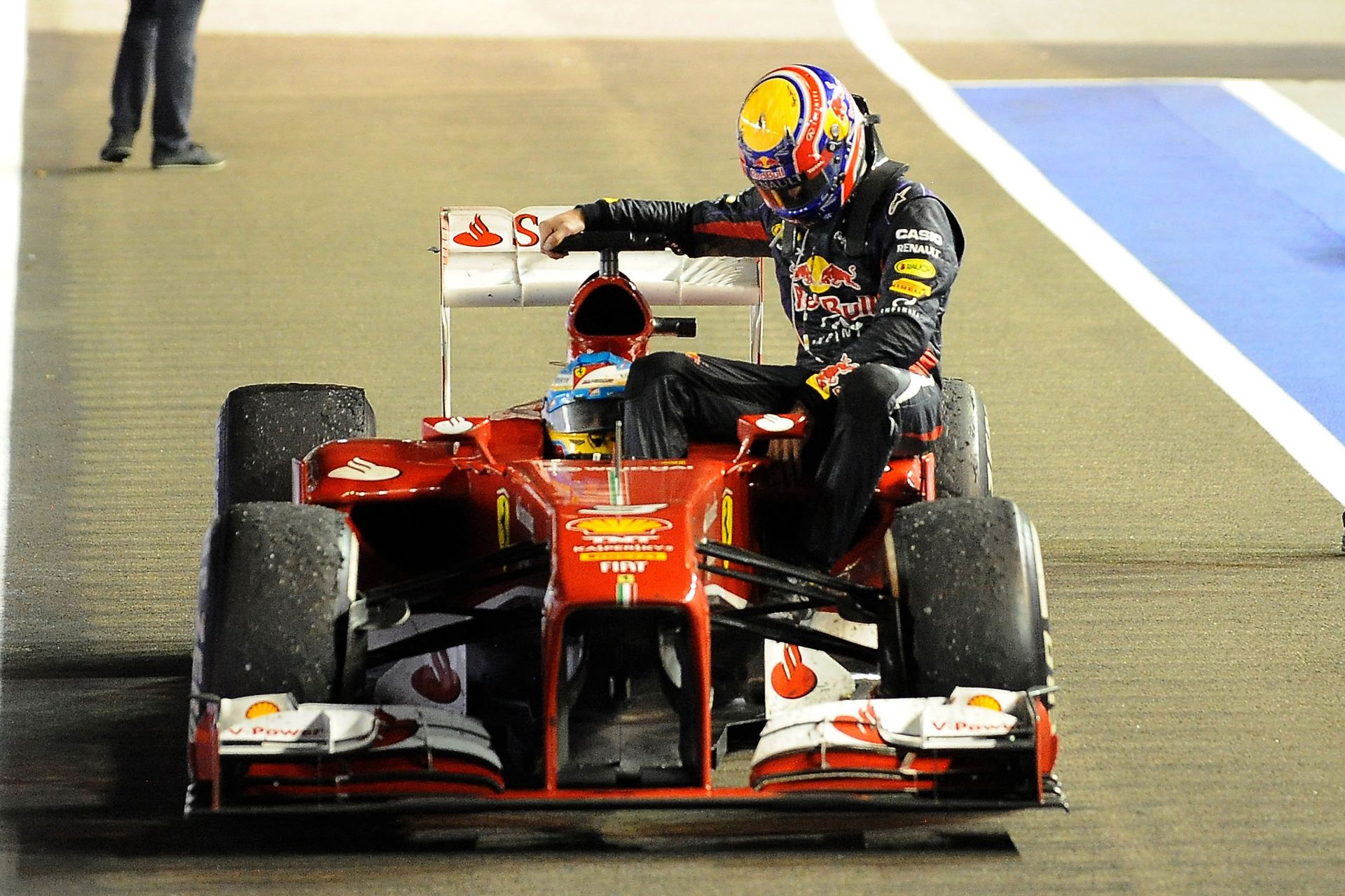 Alonso és Webber felejthetetlen taxizása a Szingapúri Nagydíjon