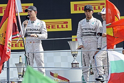 Csak idő kérdése, hogy Hamilton és Rosberg mikor esik egymásnak a Mercedesnél? Utcai harc!