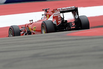Vettel megérkezik, köszönetet mond a magyar rajongóknak, majd gumikat is éget a Ferrarival