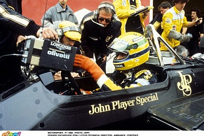 Egy fantasztikus pillanat az első Magyar Nagydíjon: Senna interjút ad a magyar tévének a rajtrácson