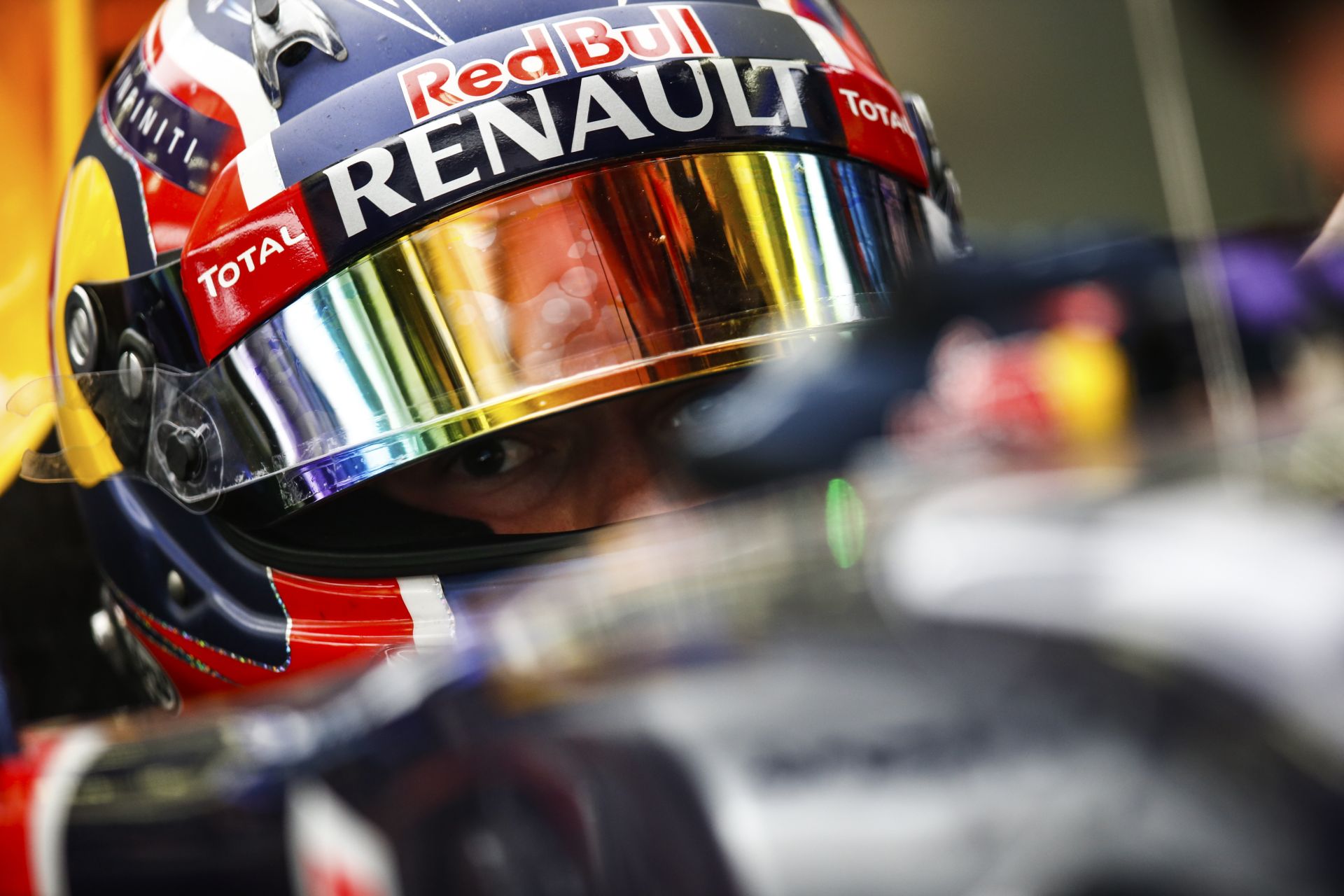 Két F1-es Red Bull Budapesten: A V8-as Renault nem füstölt el, a Pirelli gumik annál inkább