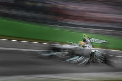 Egészen közelről a frissen lebetonozott Parabolica kanyar Monzából: Lázadnak a rajongók