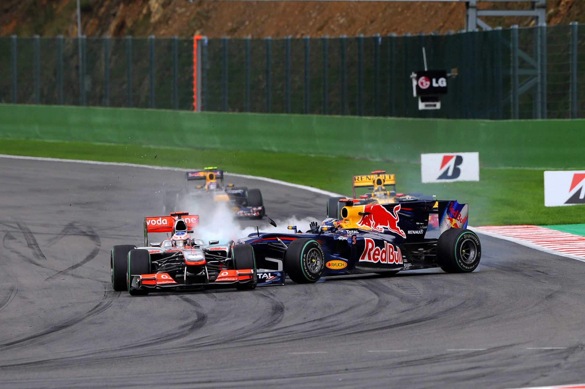 Vettel egyik legamatőrebb mozdulata: Telibe vágta Buttont Spa-ban