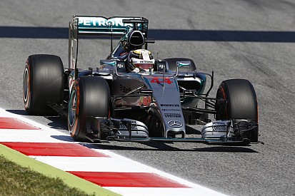 Ki tudja, mire lehet képes a Ferrari: Hamilton elégedetlen a mai körülményekkel