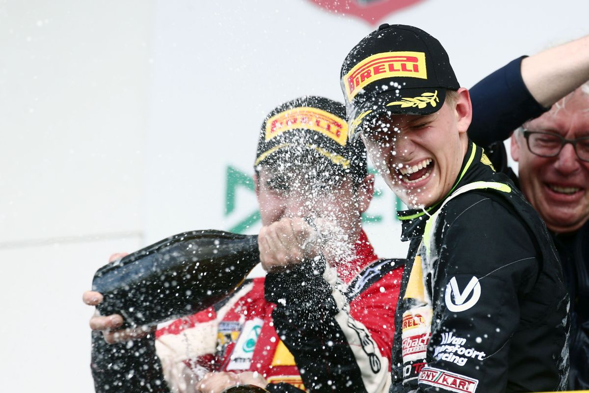 Michael Schumacher állapota fokozatosan javul - most a fia tartja lázban a világot