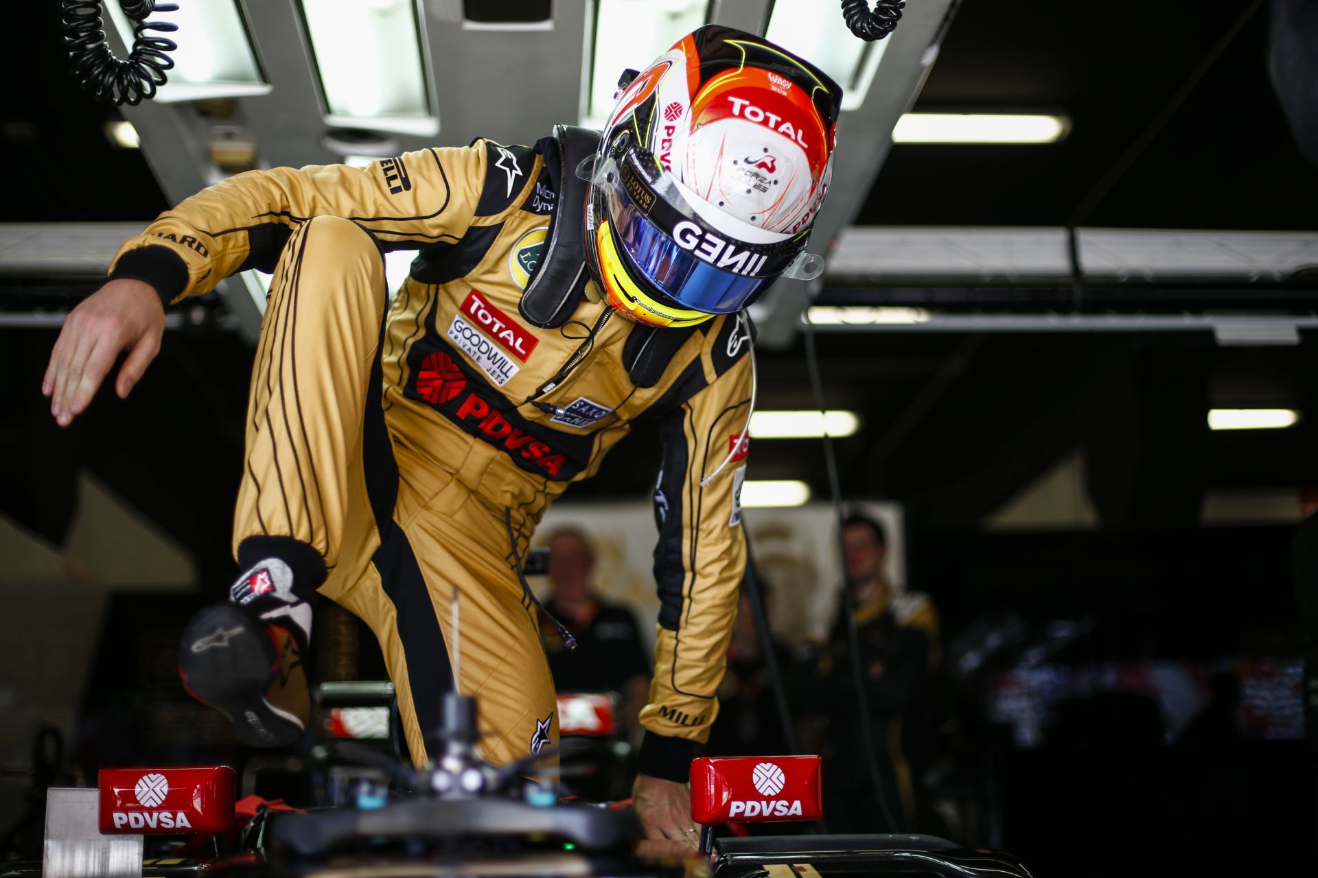 Így ütötte el a szerelőjét Grosjean a Spanyol Nagydíjon