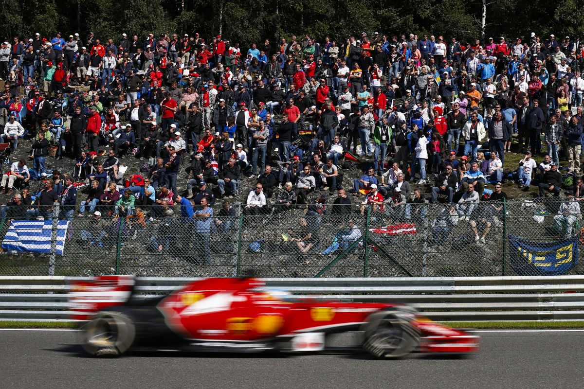 Alonso versenye 2 perccel a rajt előtt ment el: lemerült a külső akksi, újat kellett keríteni