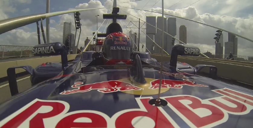 Hivatalos videó: Így csapatja neki a 16 éves szupertehetség az F1-es autóval