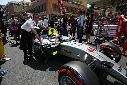 A Mercedes nem csinál Playstationt az F1-ből: nincs ingyen győzelem Hamiltonnak
