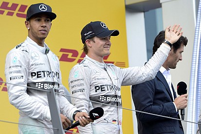 A Mercedes gyorsan lezárta a "nemzetiség" kérdését: Hamilton viccnek szánta