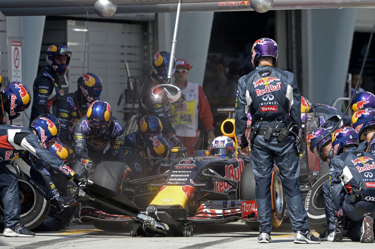 Semmit sem jelent, hogy a Ferrari kört adott a Red Bullnak: totyogtak az RB11-nek