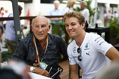 Sir Stirling Moss szerint Lewis Hamilton nyeri meg a 2015-ös VB címet