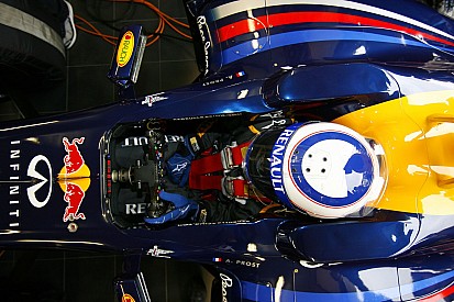 Alain Prost a Red Bull F1-es autójának volánja mögé ül Silverstone-ban