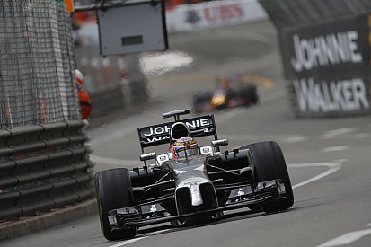 A McLaren pilótái kisebb előrelépésről számolhatnak be az első nap után Monacóban