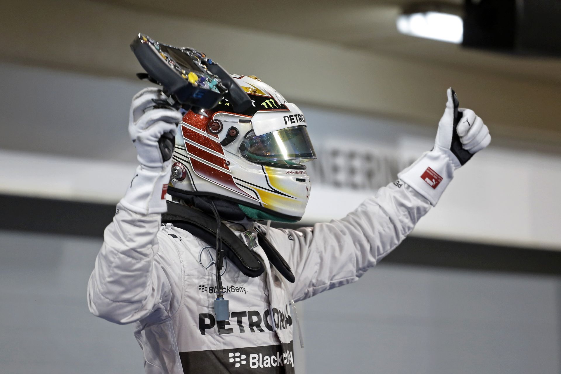 Hamilton nyerte az öldöklő csatát Bahreinben Rosberg ellen! Újabb kettős Mercedes-siker! Pérez a dobogón, és egy brutális bukás