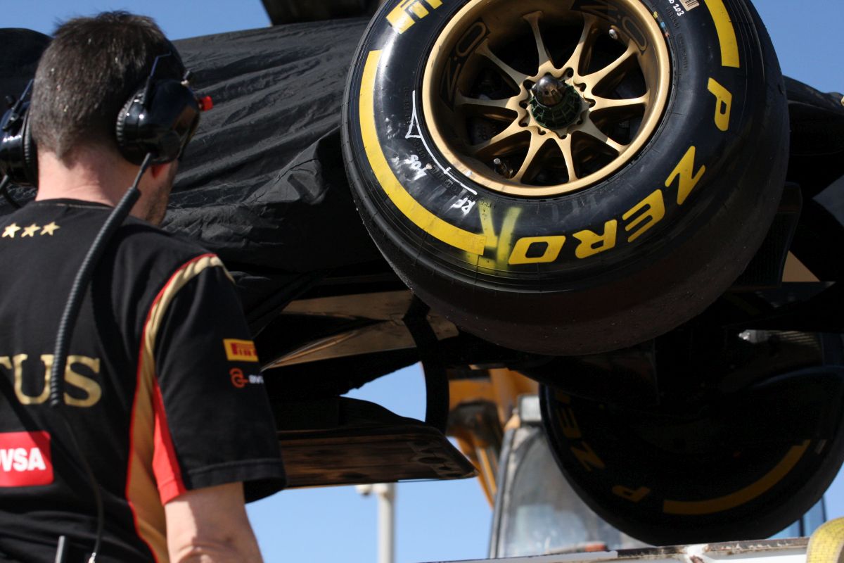Grosjean a Ferrarival együtt hajt ki, de visszafele már a tréler hozta a Lotust (videó)