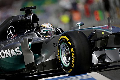Hamilton végre futamot nyerne Malajziában