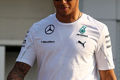 Hamilton a problémás Mercedes motorral kezdi meg a hétvégét