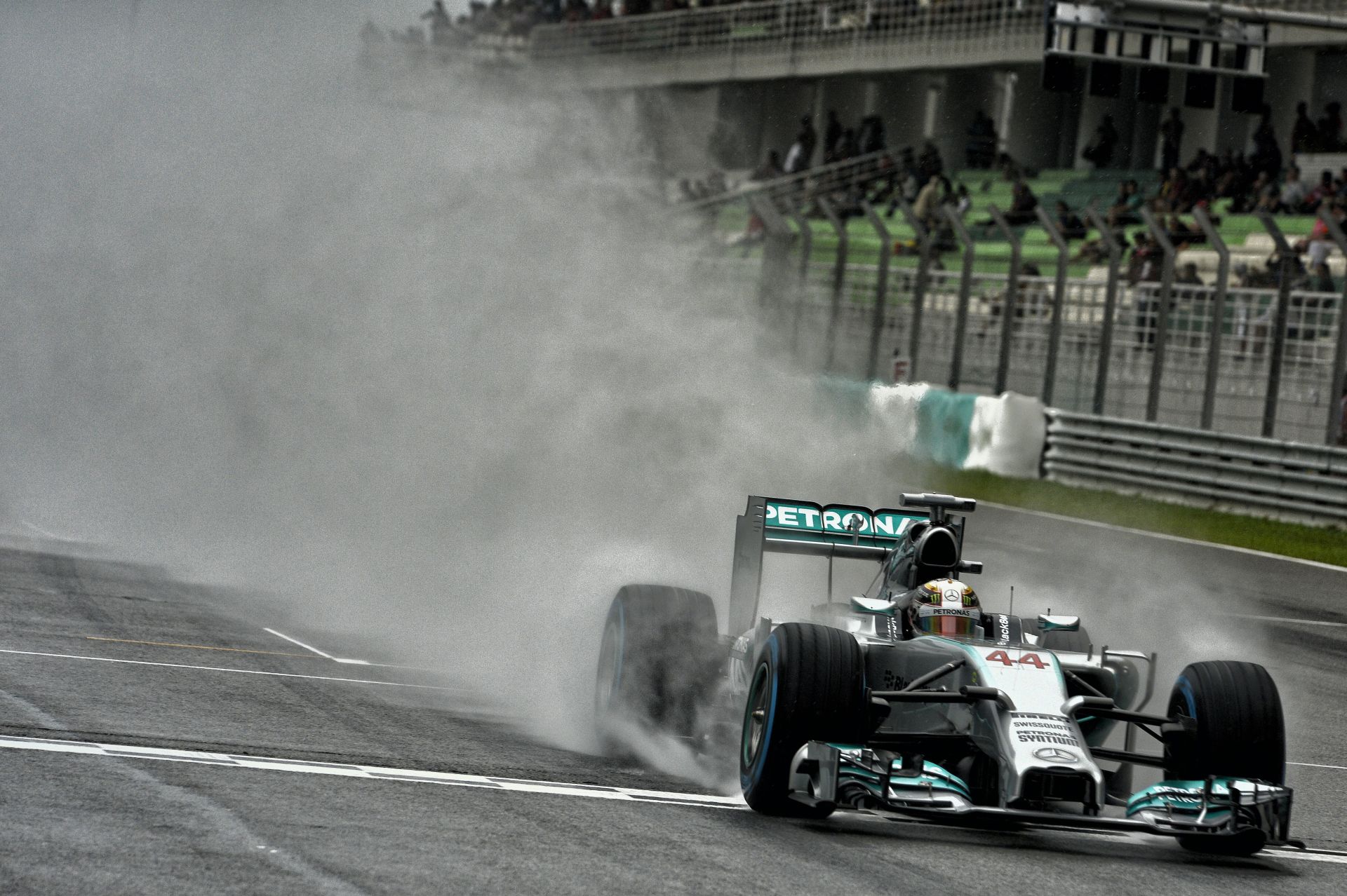 Videón Lewis Hamilton rajtelsőséget érő köre Malajziából