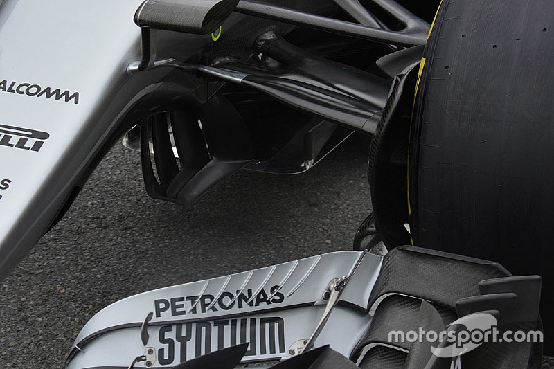 Mercedes: ultimo flap dell'ala anteriore con sei deviatori di flusso